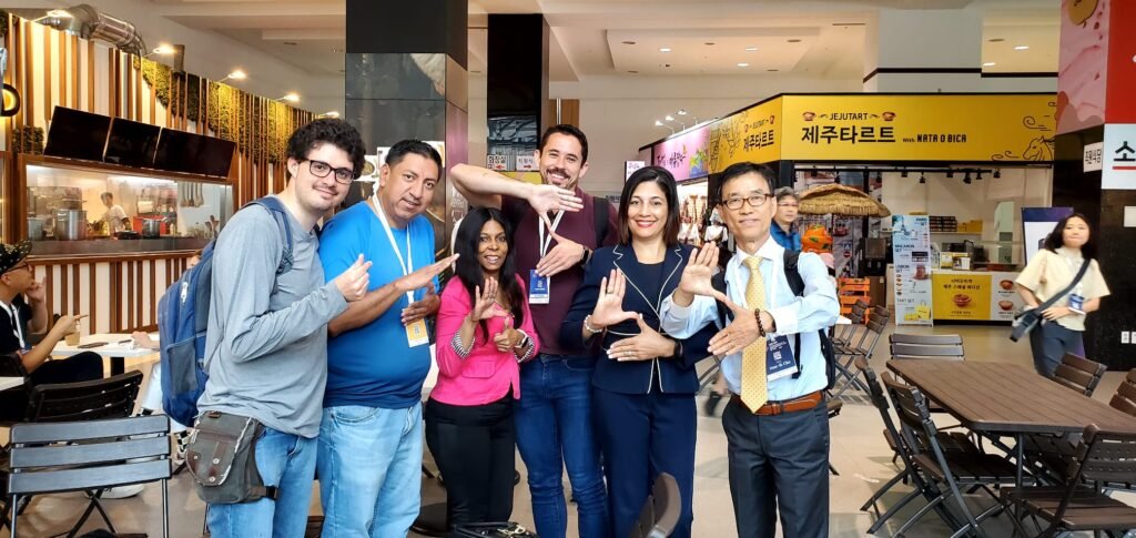 Grupos de personas soldad saludado